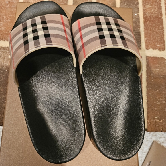 Burberry Poolside Flip Flops - Picture 3 of 9